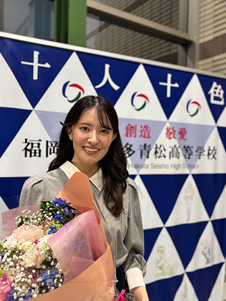 花束持つ具嶋