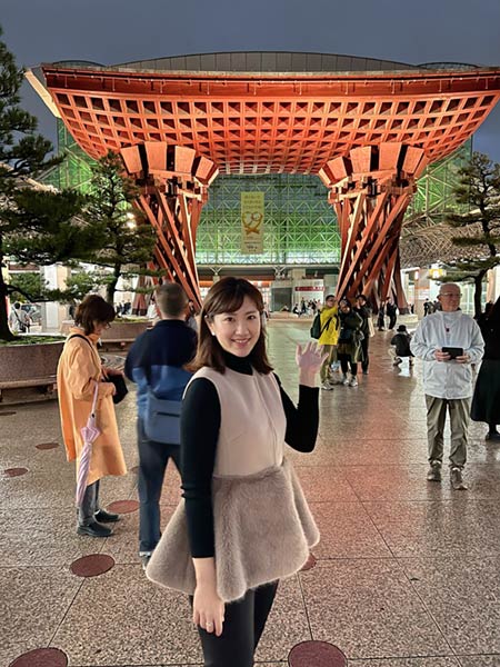 金沢駅前の門