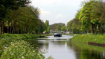 $B%k%S%(!<%k$H%k%k!<(B($B%(%N!<(B)$B$NCf1{1?2O$N#4$D$N%j%U%H$H$=$N<~JU(B