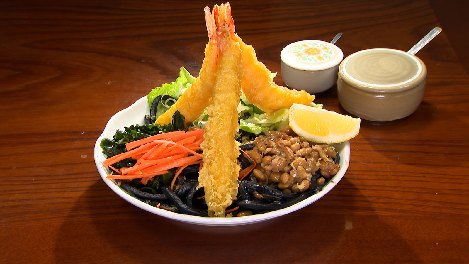 【創業15年連日大盛況の超人気「吉田のうどん」!】