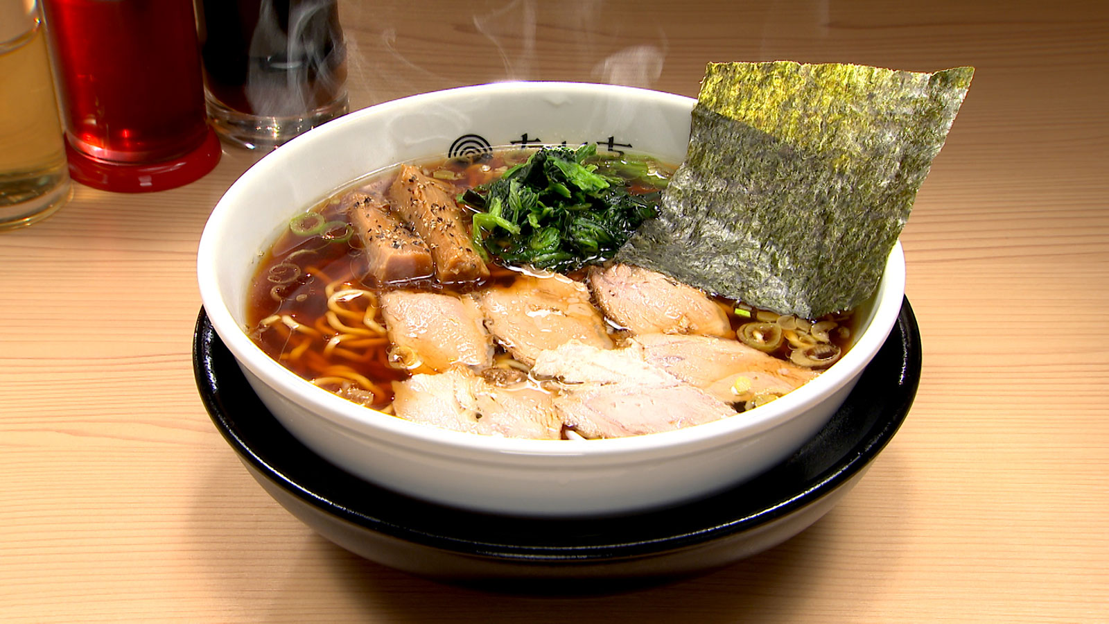 【キリッとしたスープがたまらない!行列必至の人気生姜醤油ラーメン!】
