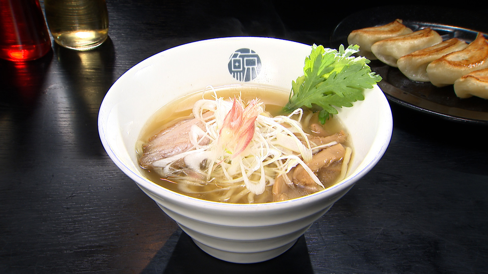 【地元民で連日大盛況!店主こだわりの新感覚ラーメン!】