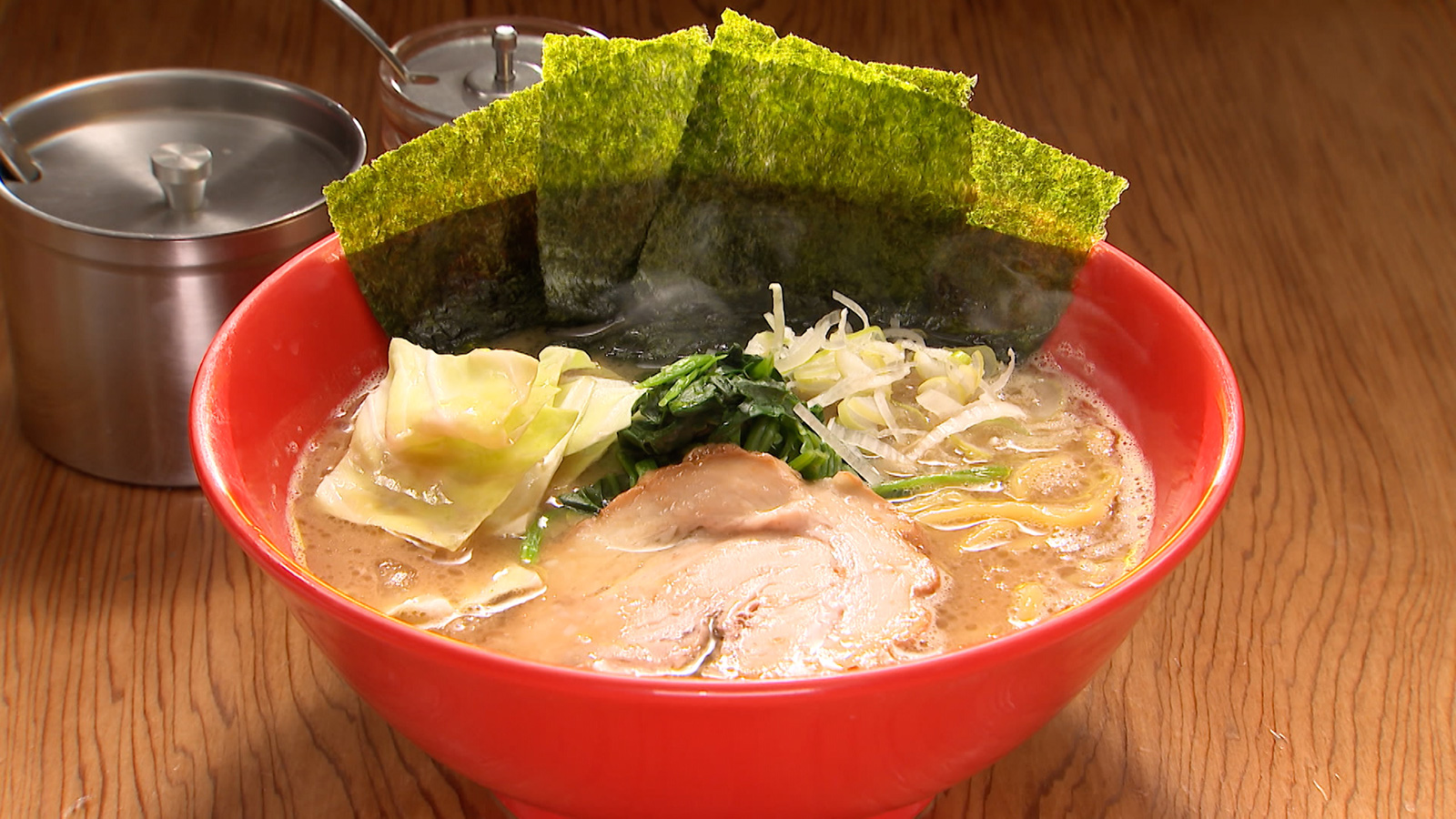 【極上の濃厚豚骨スープがたまらない!小田原市民を虜にする絶品ラーメン!】
