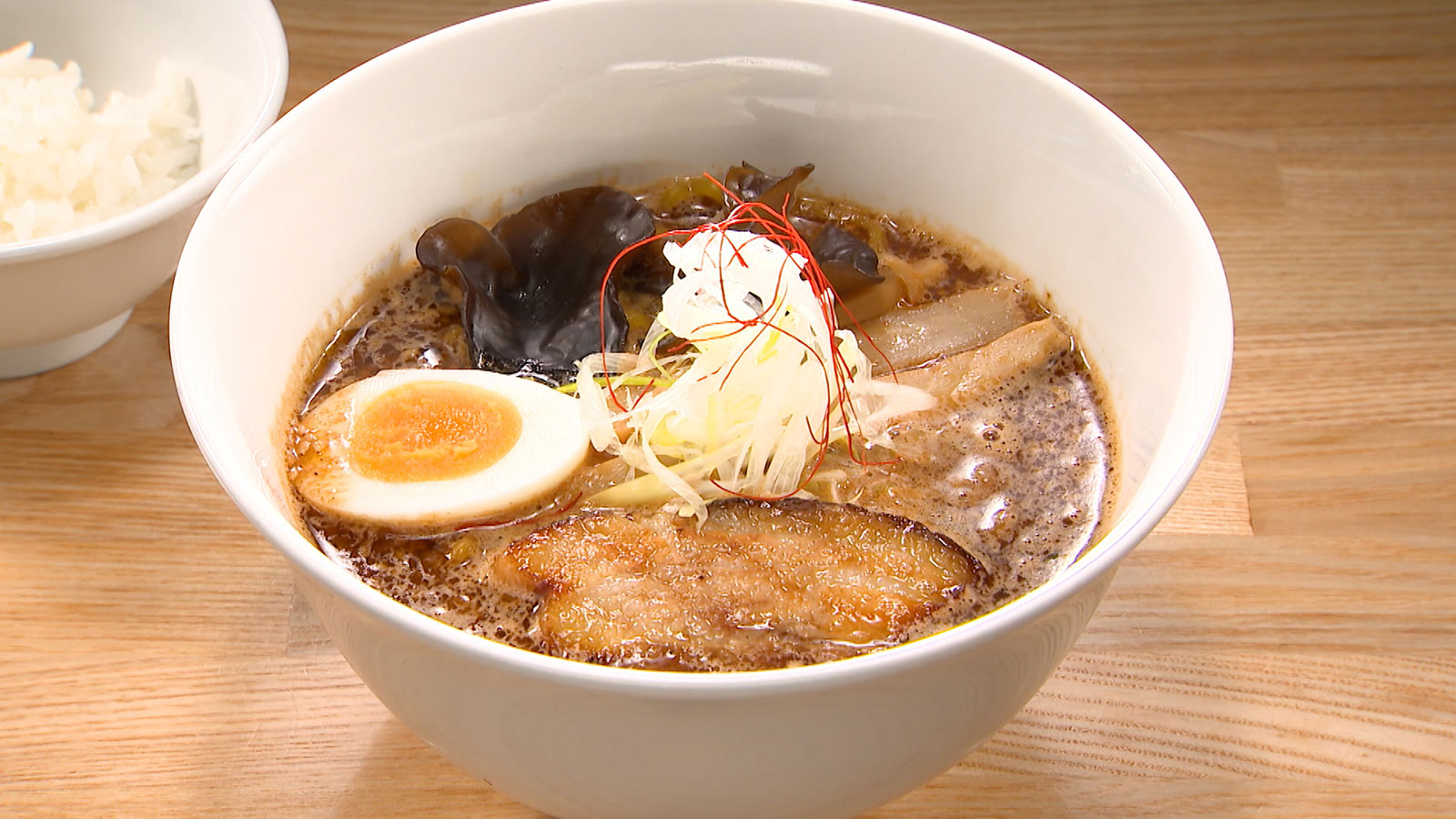 【創業19年!新感覚ラーメンが味わえる大人気店!】