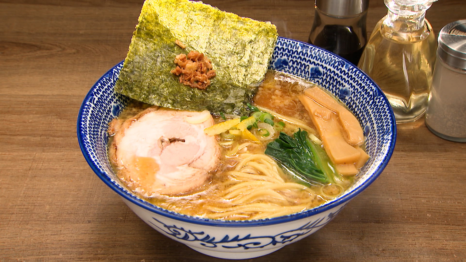 【こだわりの豚骨スープが大人気!連日満席のラーメン屋】